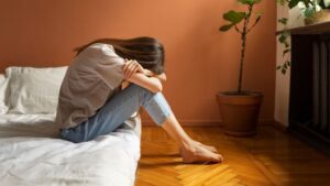 大人が体育座りで顔を伏せている