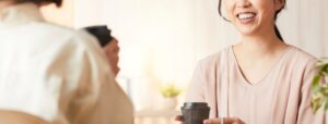 会話をする女性