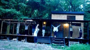 テラスで女性たちがリトリートでヨガ