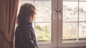 窓の外を寂しそうにのぞいているロストチャイルド(ロストワン)アダルトチルドレンとして