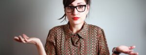 両掌を上に上げて、分からないとゼスチャーする女性