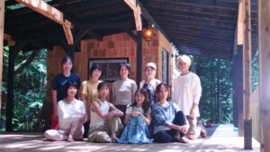ヨガリトリートセンターにて参加者の集合写真。in山梨県北杜市白州町 Human BeING Hakushu