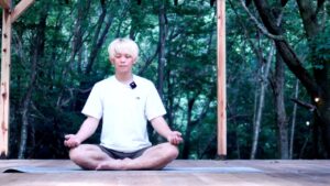 ヨガ心理学講師(ブログ筆者)がテラスであぐらしてる