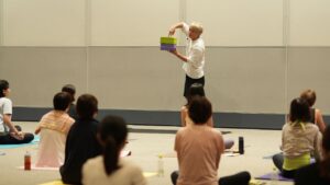 講師satoruがヨガで自己肯定感が高まる仕組みを座学解説中