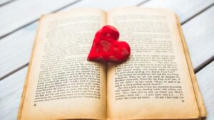 洋書の上にハートが乗っかっている