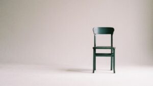 白い部屋に椅子だけがある