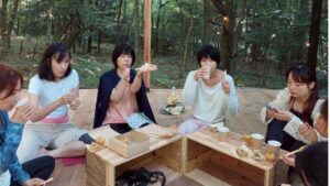 山梨リトリート テラスで女性たちがお弁当を楽しく食べている