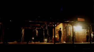 テラスのマットで立ち集中する受講生たち