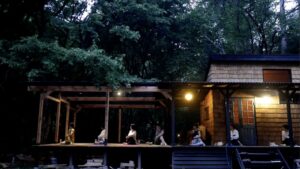 テラスで夕暮れにヨガに集中する受講生たち