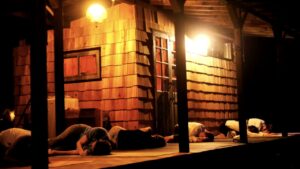 テラスの上で対峙のポーズをする受講生たち