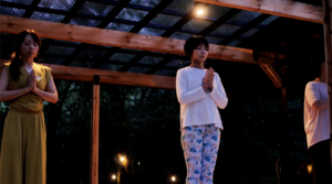 受講者のアップ 目を閉じて胸の前で合掌