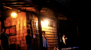 受講生たちが暗くなったテラス。膝をついて背を低くしてる