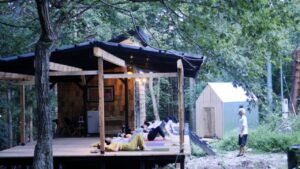 リトリートセンターHumau BeING Hakushu テラスで女性たちが仰向け