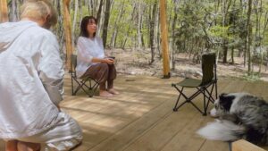 テラスでエンプティチェアの様子