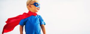 子供がヒーロごっこ