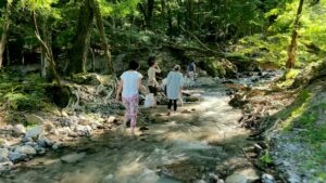 川を歩く受講生　南アルプス天然水