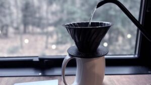 コーヒーを山小屋で注ぐ